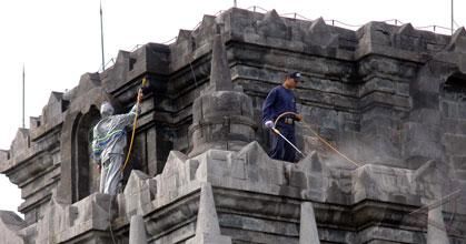 Bersihkan Candi Mendut