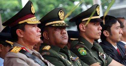 Panglima Kodam Jaya Mayjen TNI Marciano Norman (kedua kiri) bersama