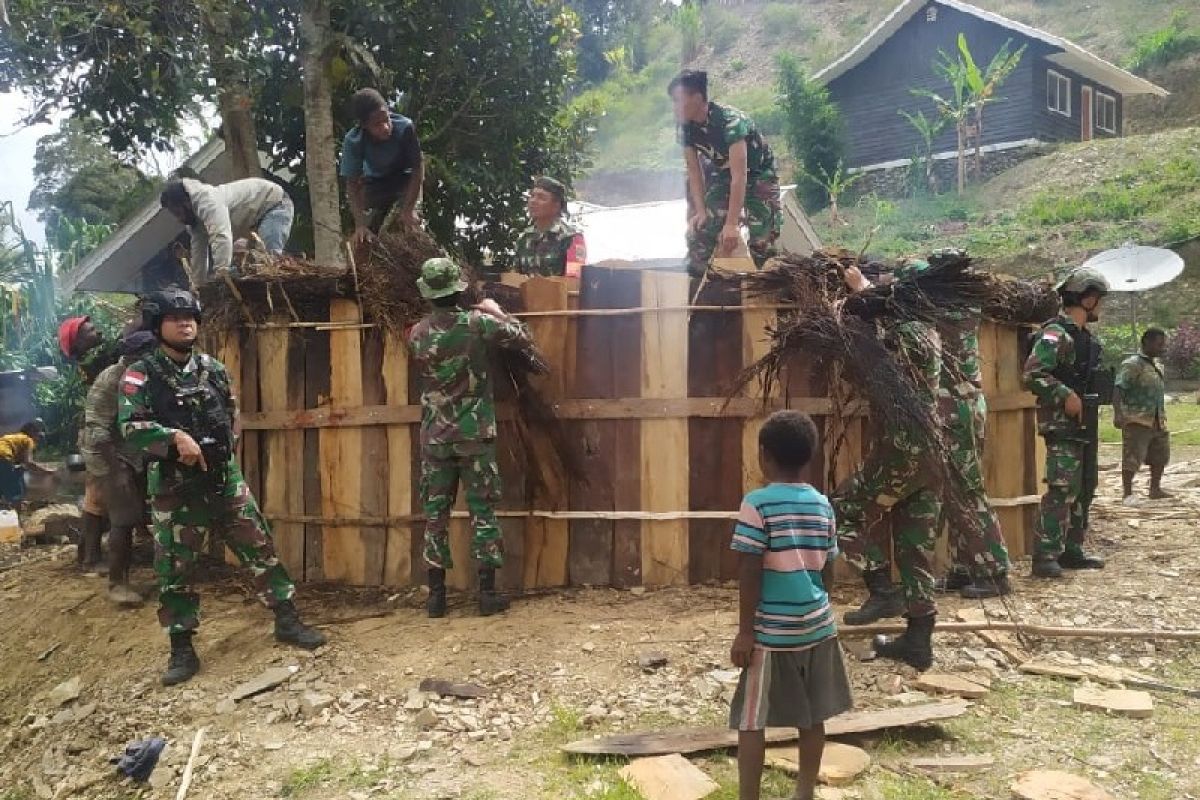 Prajurit Tni Ad Bantu Bangun Honai Adat Di Kanggime Antara News Papua