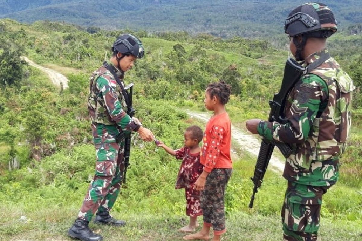 Prajurit TNI Ajak Masyarakat Serambakom Ikut Menjaga Keamanan ANTARA