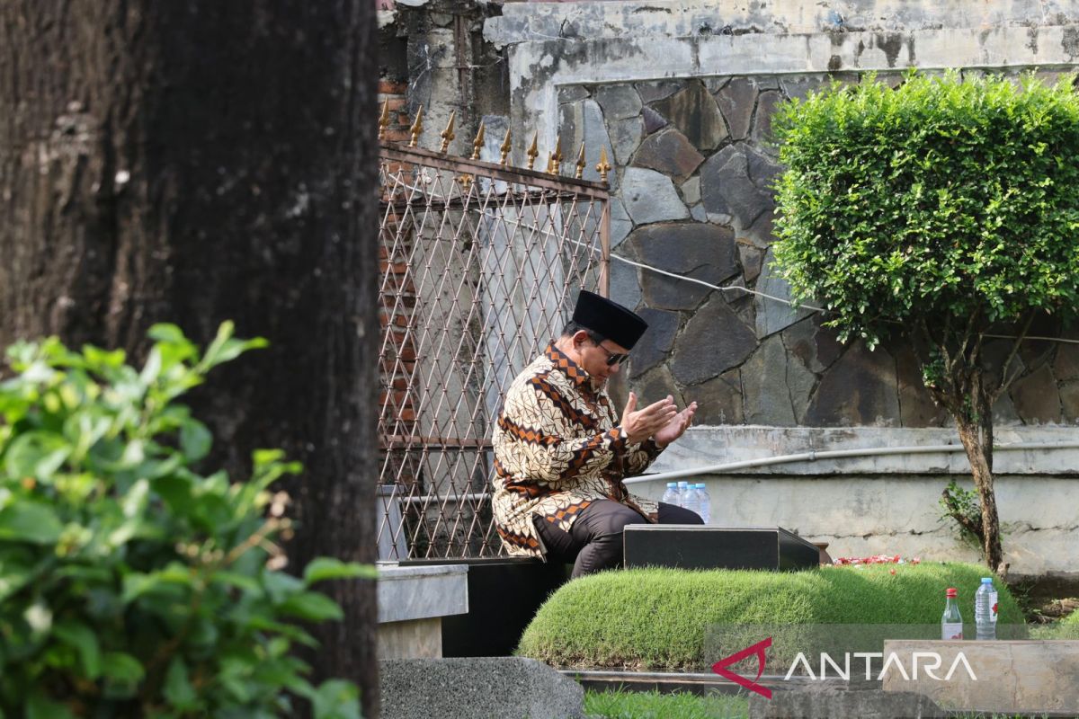 Prabowo Subianto Sempatkan Ziarah Ke Makam Ayahnya Pada Akhir Cuti