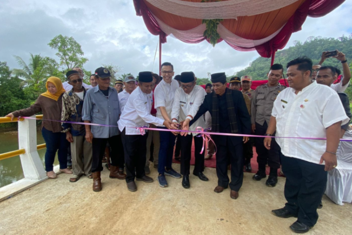 Warga Padang Hibahkan Jembatan Senilai Rp Juta Pakai Dana Pribadi