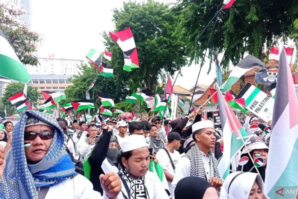 Puluhan Ribu Warga Ikut Aksi Damai Bela Palestina Di Surabaya Antara