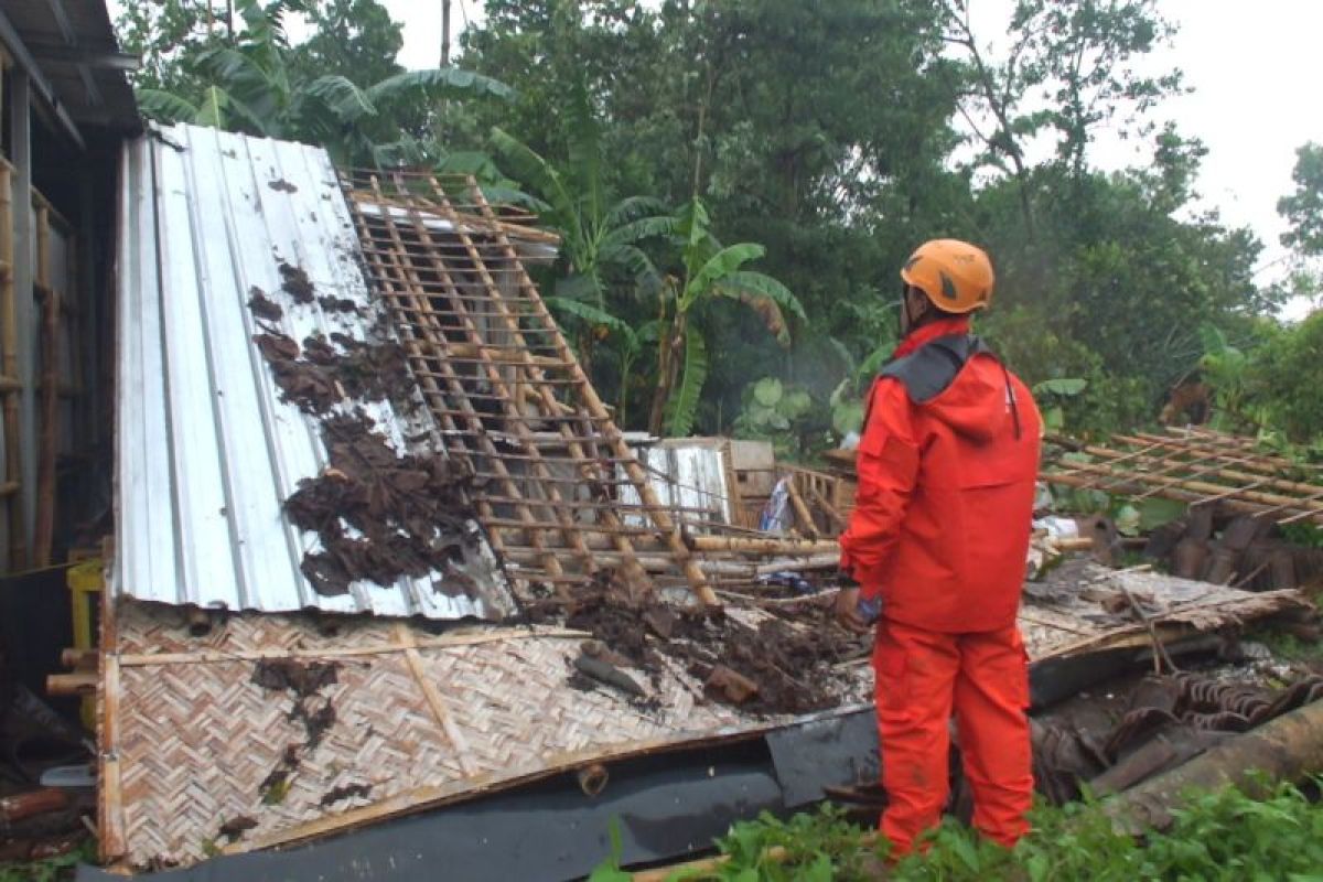 Bangunan Dan Mobil Rusak Akibat Sapuan Angin Kencang Antara News