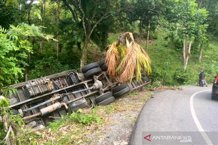 Truk Pengangkut Material PLTU Nagan Raya Terjun Ke Jurang Di Gunung