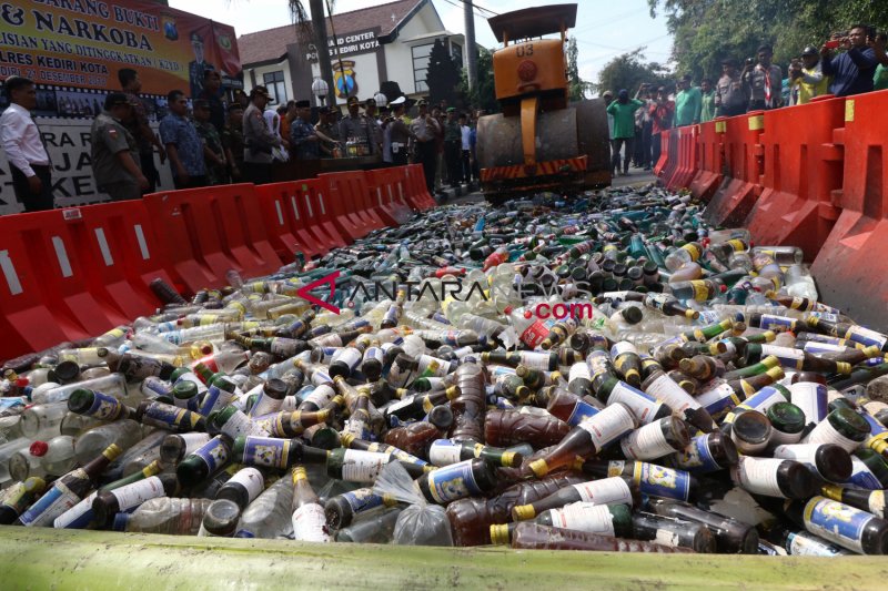 Polisi Surabaya Sita Ribuan Botol Minuman Keras ANTARA News