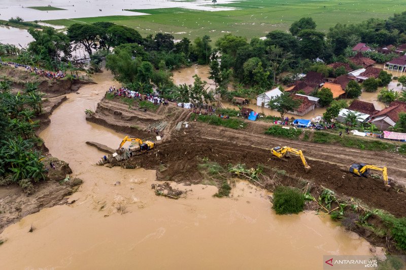 Perbaikan Tanggul Sungai Tuntang Yang Jebol ANTARA News