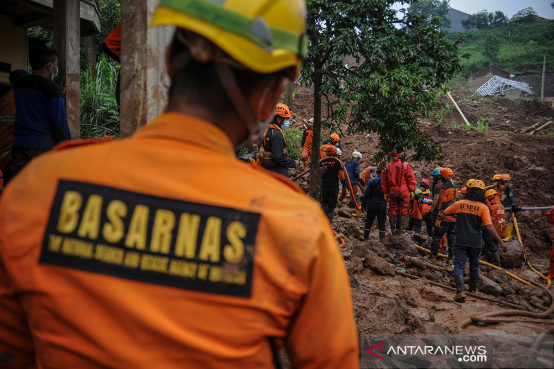 Hari Keenam Pencarian Korban Tanah Longsor Di Cimanggung Sumedang