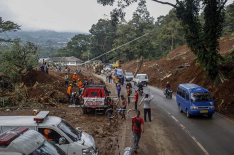 Akses Jalan Longsor Cianjur Sudah Bisa Dilalui Kendaraan ANTARA News