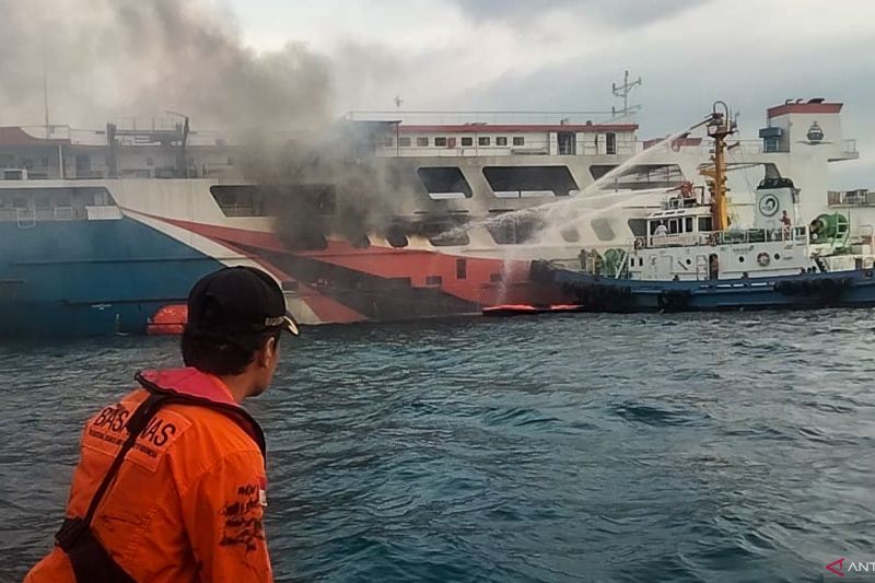 Kebakaran Kapal Ferry KMP Royce 1 Di Merak ANTARA News