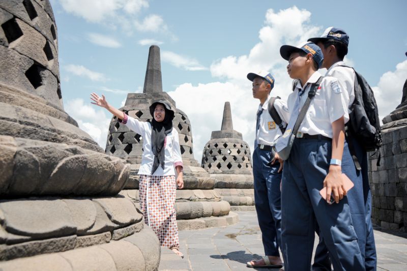 PT TWC  lakukan kajian lapangan kunjungan pelajar naik Candi Borobudur