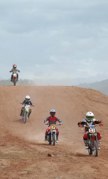 Ade Chandra Juara Umum Kejurda Grasstrack Kalteng Ade Chandra Juara Umum Kejurda Grasstrack Kalteng
