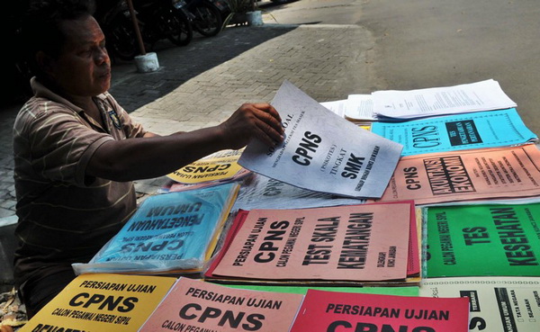 Kenaikan gaji PNS 10 persen pada 2012 Kenaikan gaji PNS 10 persen pada 2012