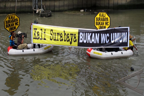 Aktivis lingkungan Surabaya gelar aksi tebar benih ikan Aktivis lingkungan Surabaya gelar aksi tebar benih ikan