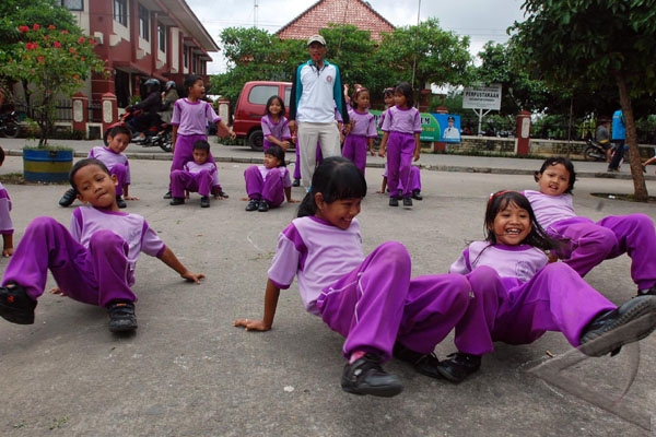 Anak gemar olah raga cenderung cerdas dan pandai bergaul Anak gemar olah raga cenderung cerdas dan pandai bergaul