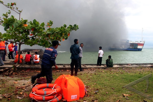 Kapal Ferry Penyeberangan Merak-Bakauheni Terbakar Kapal Ferry Penyeberangan Merak-Bakauheni Terbakar