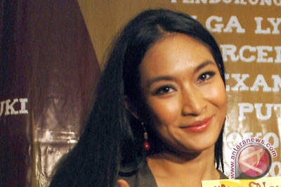 Happy Salma on Happy Salma Tidak  Golput  Demi Jokowi   Antaranews Com