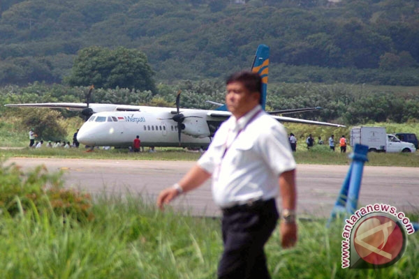 Warga berusaha masuki landasan pacu bandara El Tari Warga berusaha masuki landasan pacu bandara El Tari