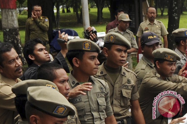 Petugas Satpol PP terluka saat gusur pedagang K-5 di Pekanbaru Petugas Satpol PP terluka saat gusur pedagang K-5 di Pekanbaru
