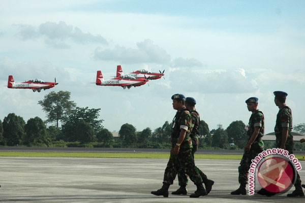 16 pesawat Grob TNI AU  sukses bentuk formasi 70