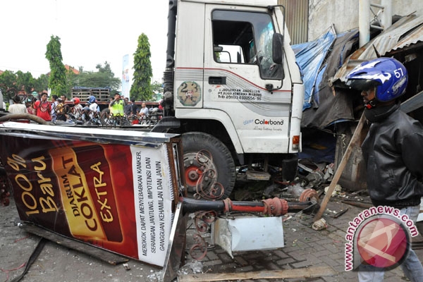 Truk tabrak rumah di Tasikmalaya Truk tabrak rumah di Tasikmalaya