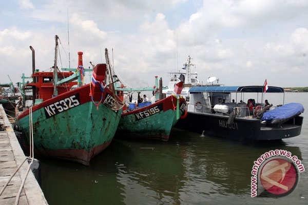 Dua kapal Malaysia curi ikan ditangkap Dua kapal Malaysia curi ikan ditangkap