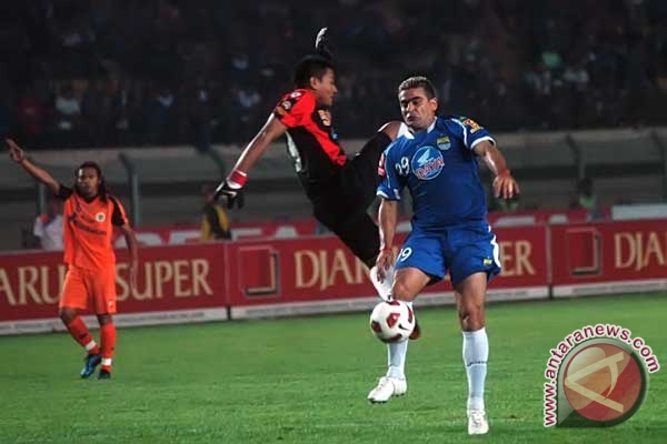 Persib Mengalahkan Persisam 4-1 Persib Mengalahkan Persisam 4-1