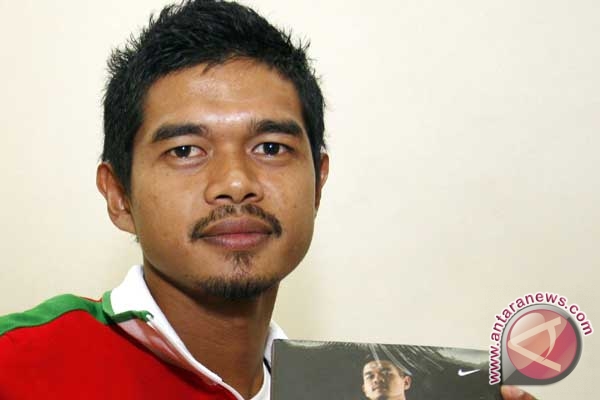 would u make Bambang Pamungkas face please?, he is the most caps for indonesia national football team - 20110416034218bukubp160411-2