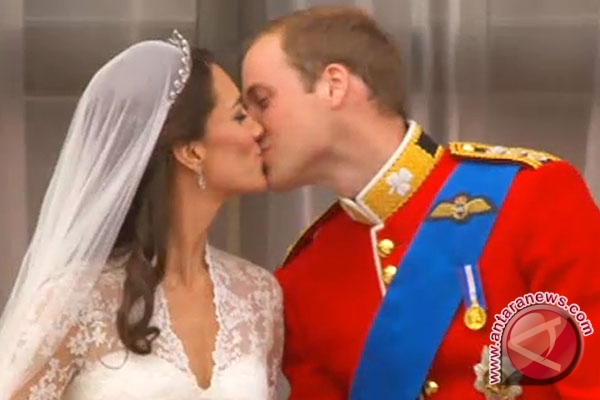 William dan Kate Akhiri Seremoni dengan Ciuman