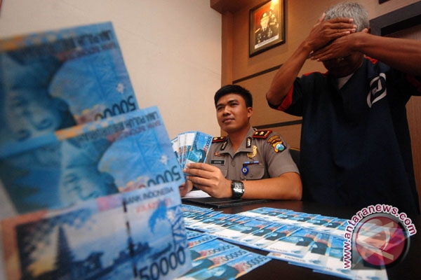 Mahasiswa PENS ciptakan mesin pendeteksi uang palsu Mahasiswa PENS ciptakan mesin pendeteksi uang palsu