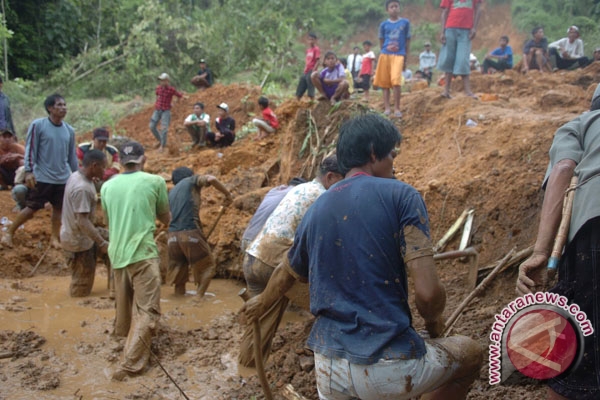 10 Orang Tewas Akibat Banjir, Longsor di Garut 10 Orang Tewas Akibat Banjir, Longsor di Garut