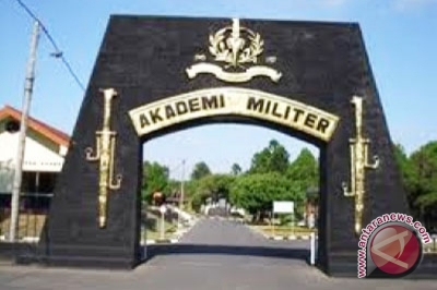 KASAD Wisuda 295 Sarjana Pertahanan Angkatan Pertama KASAD Wisuda 295 Sarjana Pertahanan Angkatan Pertama