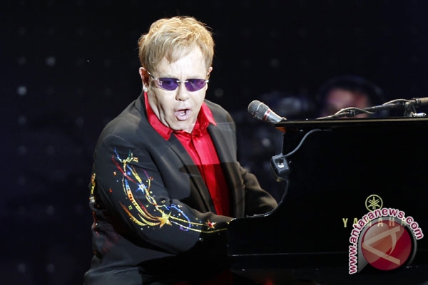 Elton John terpukul atas kematian gitarisnya Elton John terpukul atas kematian gitarisnya