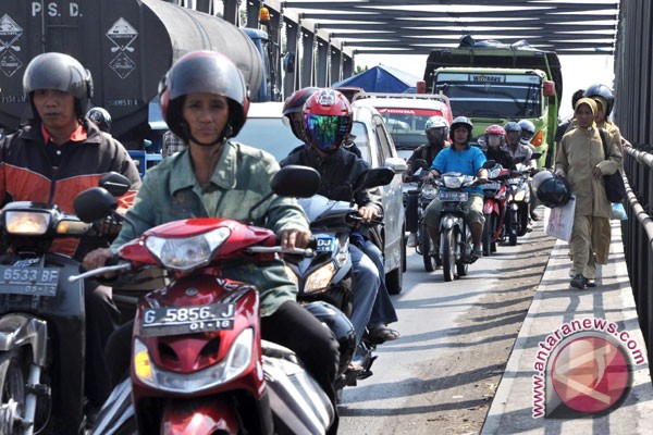 Kemacetan Pantura Brebes Hambat Pengiriman Barang Kemacetan Pantura Brebes Hambat Pengiriman Barang