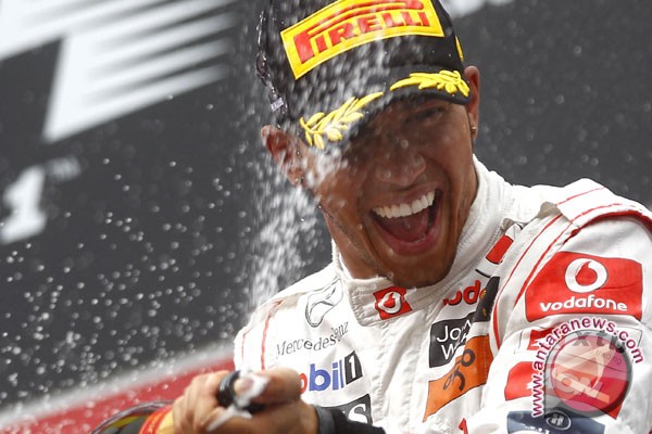 Hamilton raih posisi pole ketika Webber harus berjuang Hamilton raih posisi pole ketika Webber harus berjuang