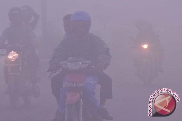 Udara malam Dumai diselimuti kabut asap pekat Udara malam Dumai diselimuti kabut asap pekat