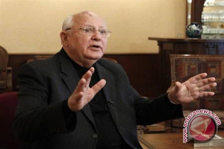Gorbachev minta Putin mundur Gorbachev minta Putin mundur