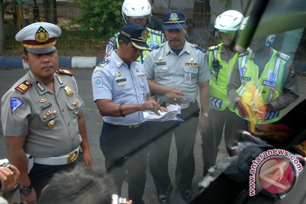 Dinas perhubungan giatkan razia kendaraan wajib KIR Dinas perhubungan giatkan razia kendaraan wajib KIR