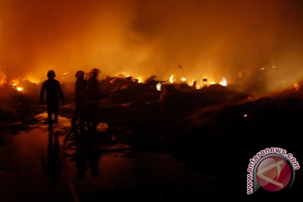 Empat saksi kebakaran pasar loak Surabaya diperiksa Empat saksi kebakaran pasar loak Surabaya diperiksa