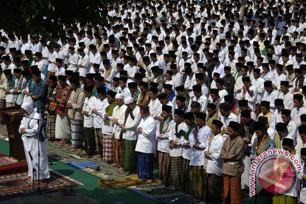 Ribuan santri Lirboyo shalat minta hujan Ribuan santri Lirboyo shalat minta hujan
