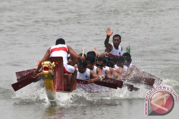 Tim putra perahu naga raih medali emas Tim putra perahu naga raih medali emas