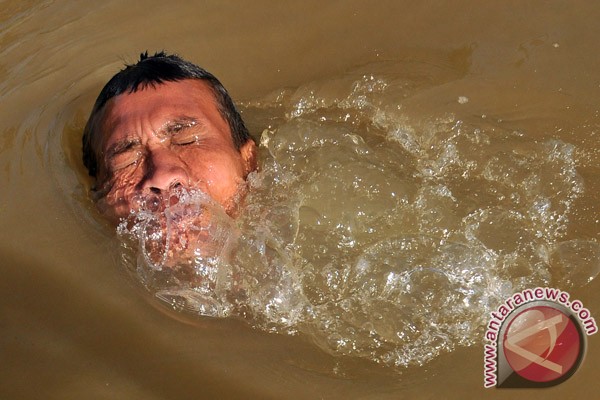 Dua anak tewas tenggelam di kolam ikan - 20111128MenambangPasir261111-2