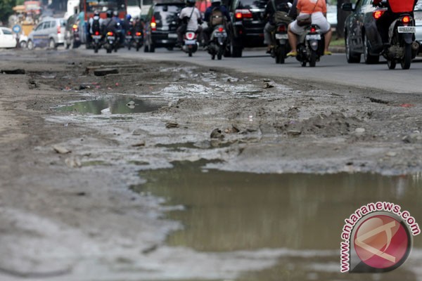 Sebagian besar infrastruktur jalan di Pacitan rusak Sebagian besar infrastruktur jalan di Pacitan rusak