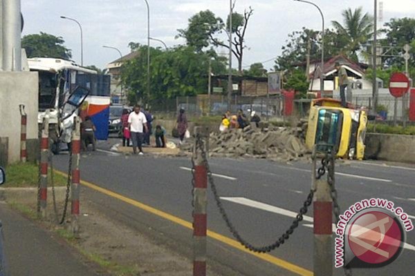 Kecelakaan bus dan truk di JORR Kampung Rambutan Kecelakaan bus dan truk di JORR Kampung Rambutan