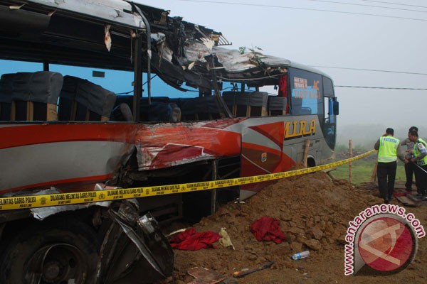 Bus Mira tabrak pohon hindari truk gandeng, tiga tewas Bus Mira tabrak pohon hindari truk gandeng, tiga tewas