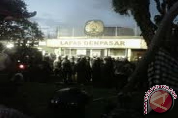 Kerusuhan LP Kerobokan, Napi berusaha jebol atap Kerusuhan LP Kerobokan, Napi berusaha jebol atap