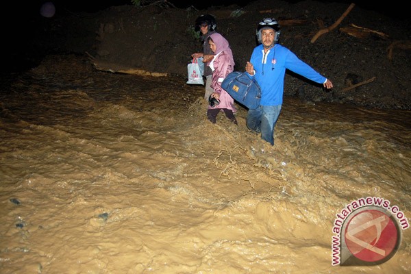 Banjir bandang di Lombok Timur, ratusan warga mengungsi Banjir bandang di Lombok Timur, ratusan warga mengungsi