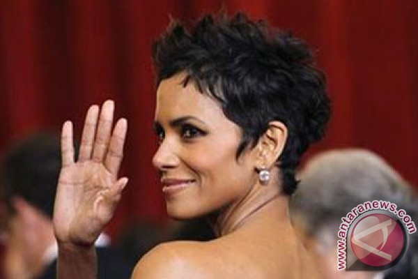 Halle Berry dilarikan ke rumah sakit Halle Berry dilarikan ke rumah sakit