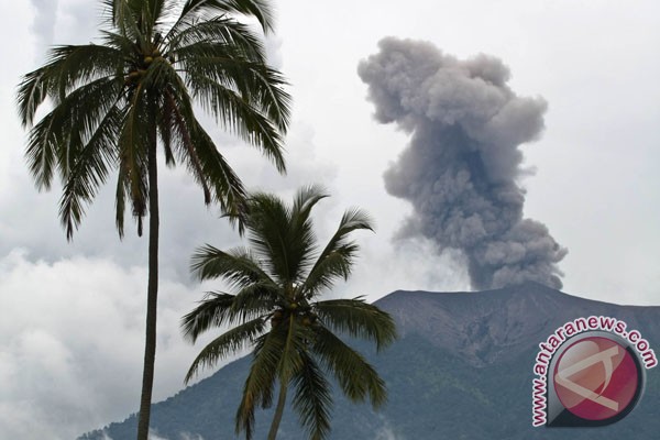 Gunung Marapi semburkan asap tebal Gunung Marapi semburkan asap tebal