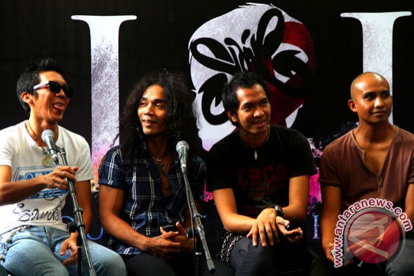 Slank prihatin dengan tawuran di Makassar Slank prihatin dengan tawuran di Makassar